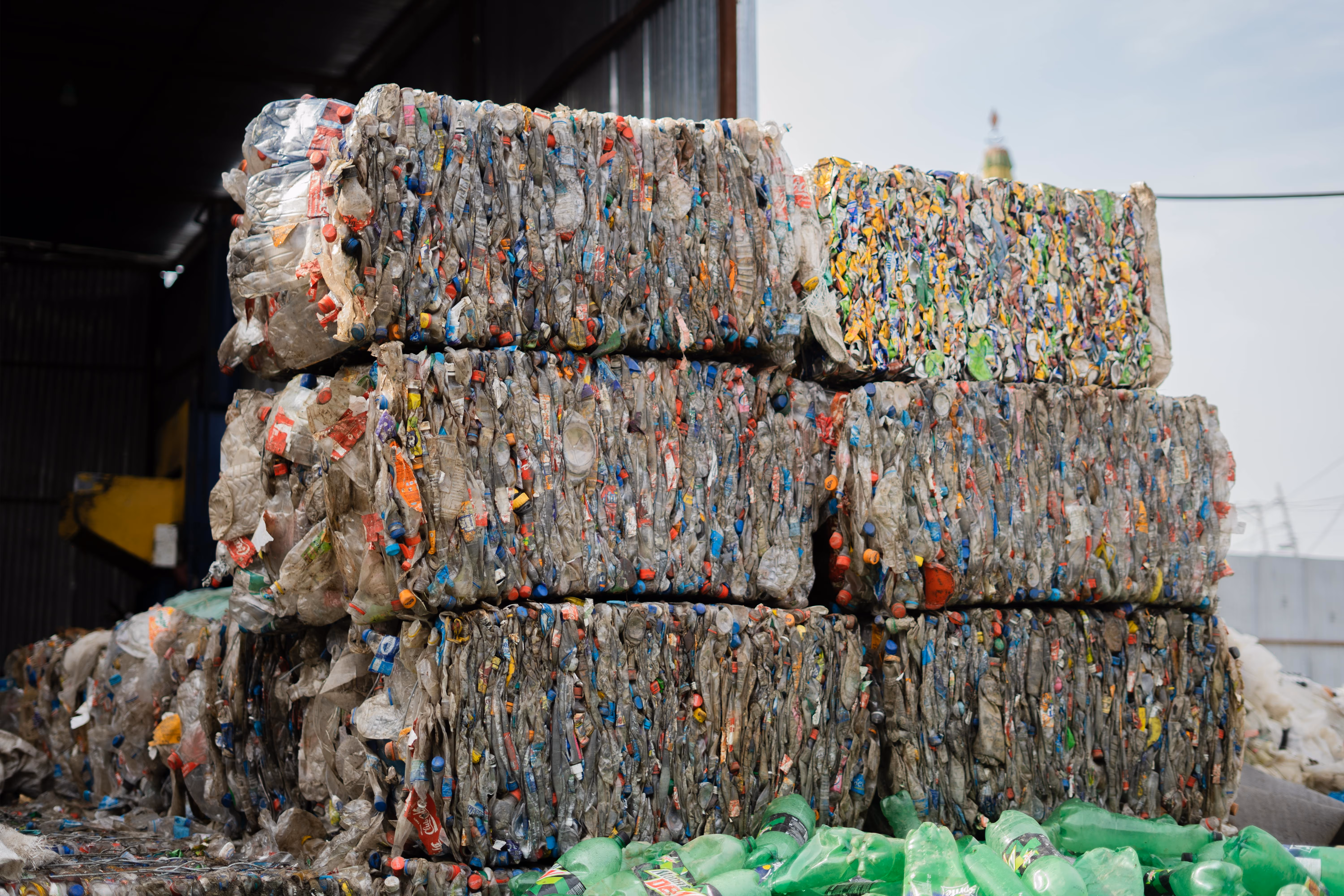 Balle di plastica compresse pronte per il riciclo — settore CER