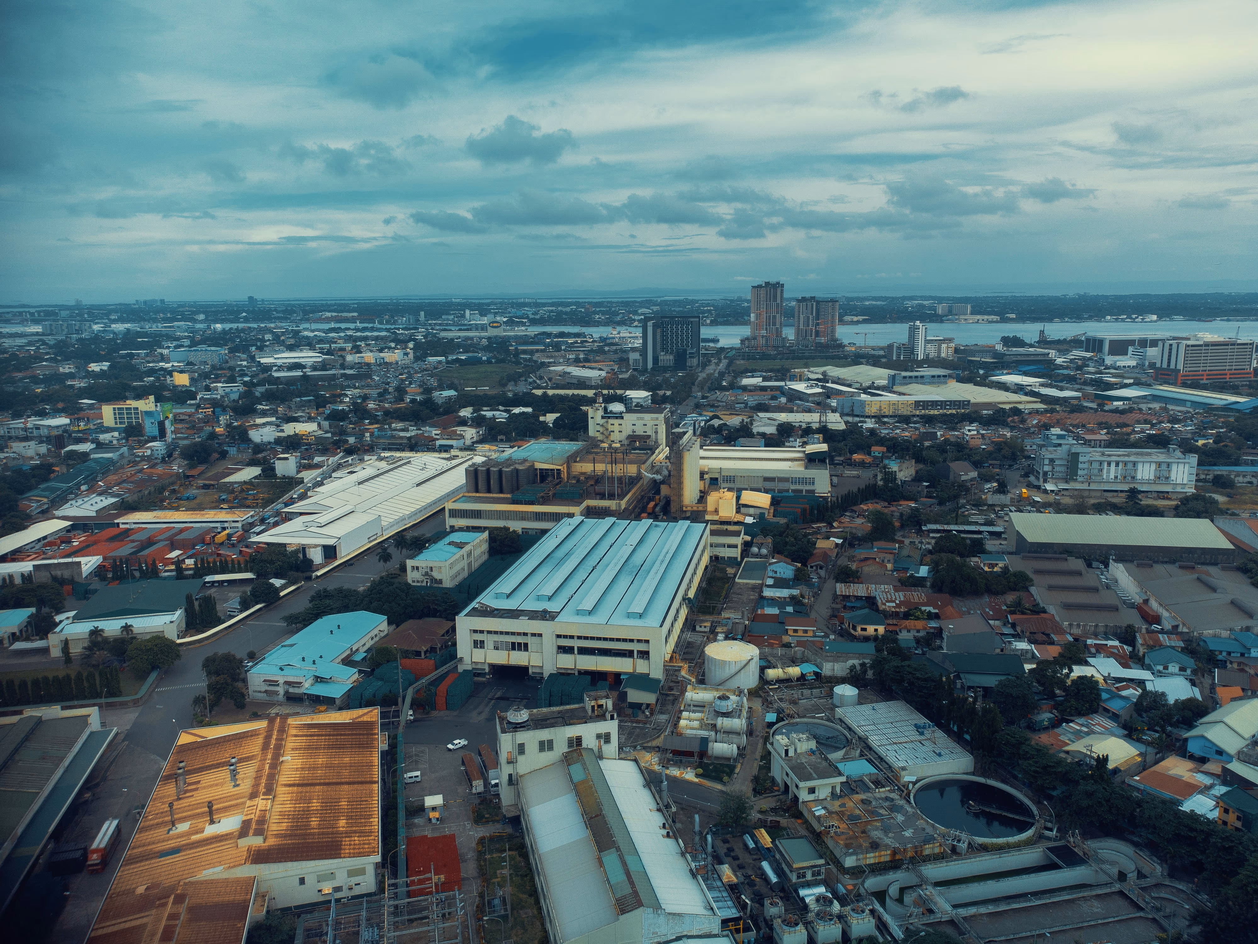 Vista aerea di area industriale urbana — comprendere il rischio dall'alto